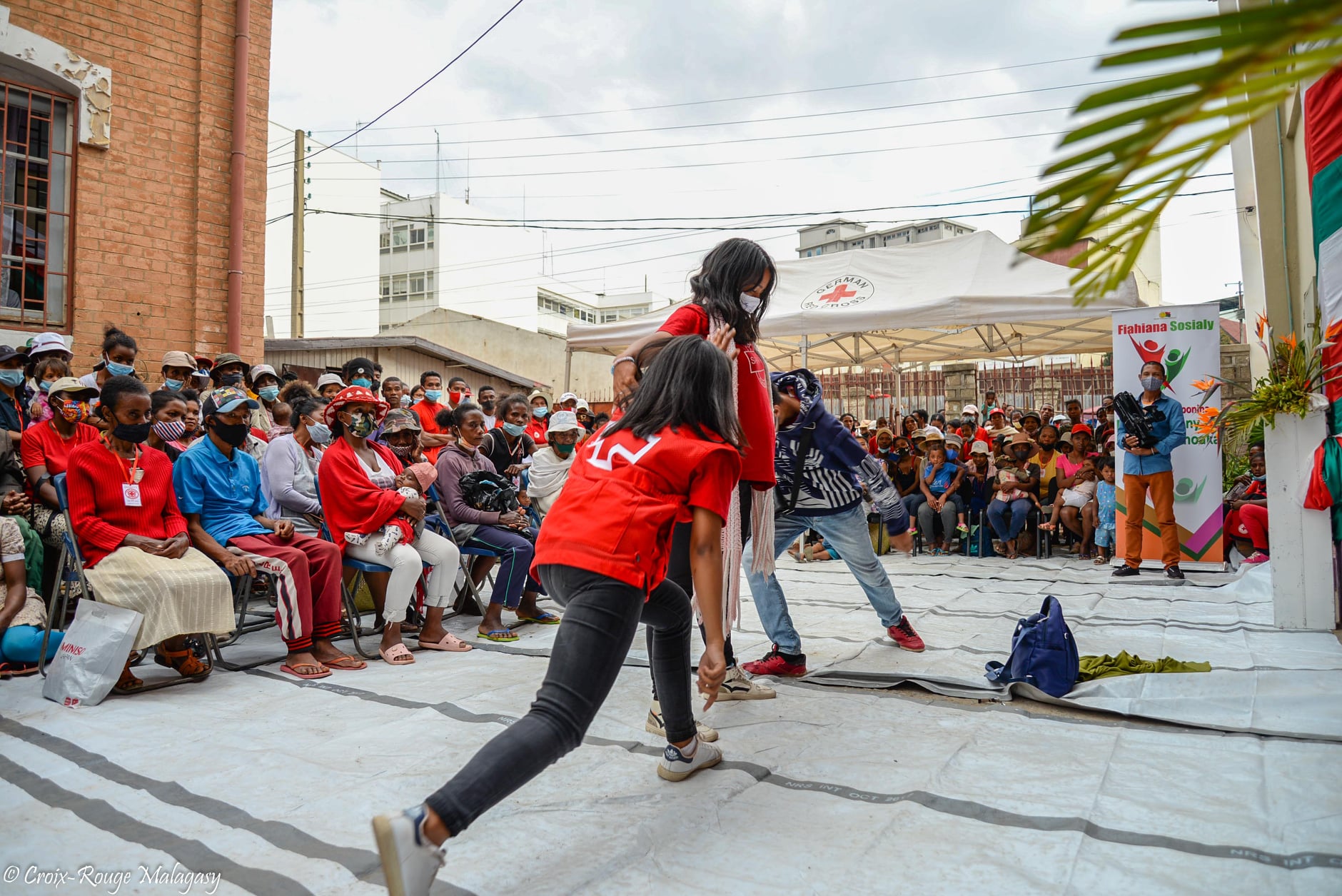 Cérémonie de remise de jouets, de fourniture scolaire pour les enfants du District 5